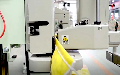 ماكينات خياطة وسرفلة حواف الأكياس والشكائر والسجاد