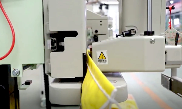 ماكينات خياطة وسرفلة حواف الأكياس والشكائر والسجاد